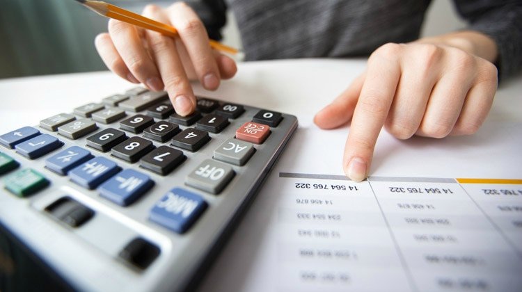 closeup-accountant-hands-counting-on-calculator-personal-finance-ss-FEATURE-.jpg (750Ã420)